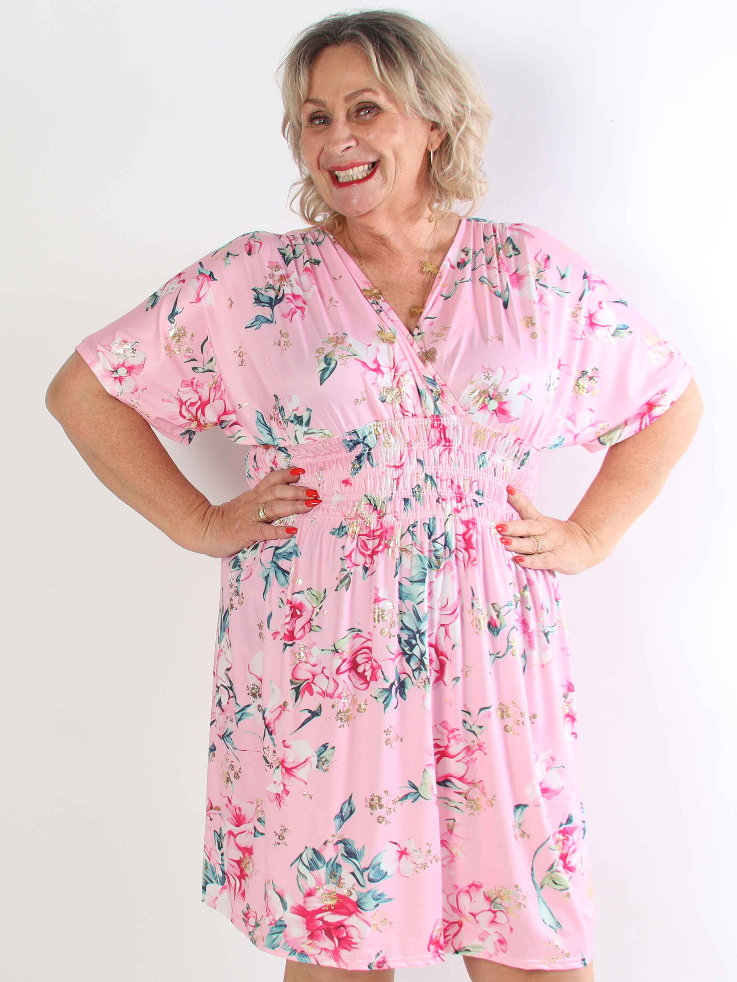 Pams Rosette Short - Plus size kjole med fine blomster og guld detaljer